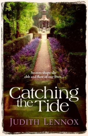 Catching the Tide - A stunning epic novel of secrets, betrayal and passion
